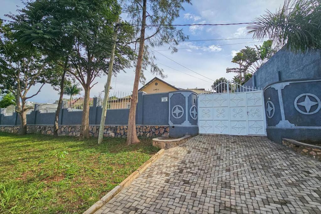 Complete 4-Bedroom House Facing Kigali Golf Course Esterno foto